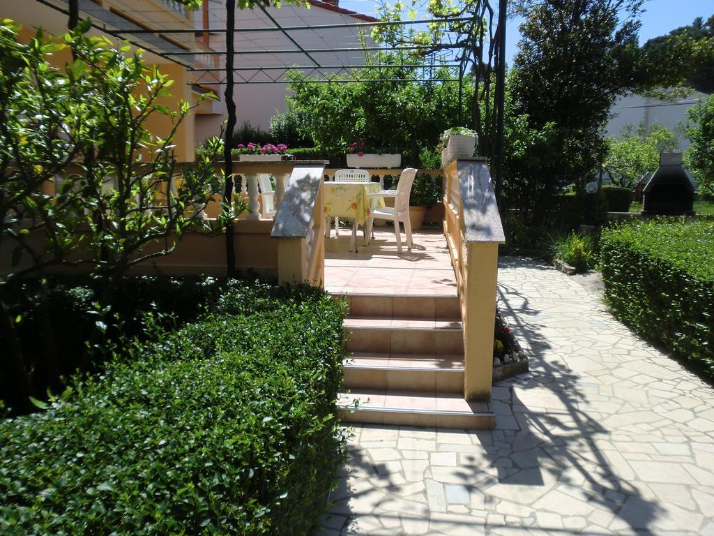 Guest House Sandra Rab Town Buitenkant foto
