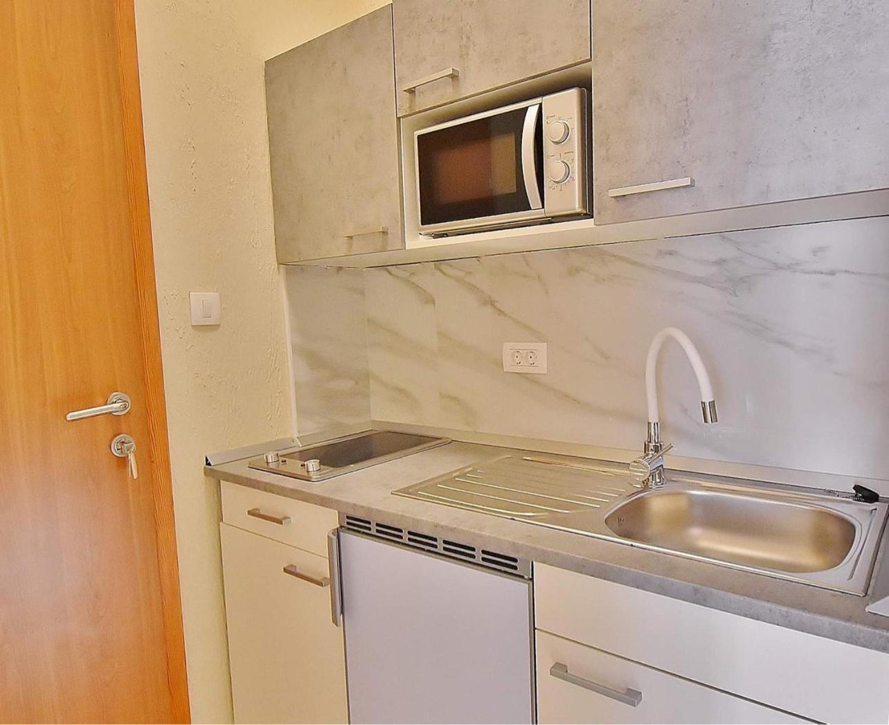 Guest House Sandra Rab Town Buitenkant foto