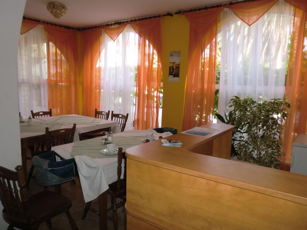 Guest House Sandra Rab Town Buitenkant foto