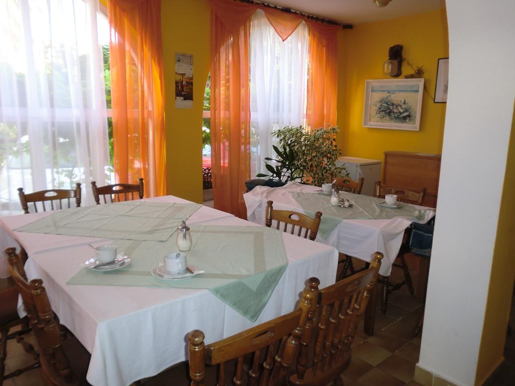 Guest House Sandra Rab Town Buitenkant foto