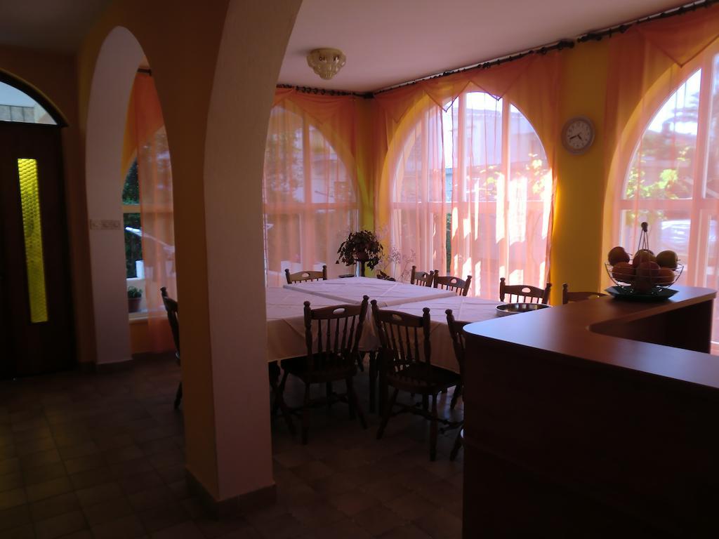 Guest House Sandra Rab Town Buitenkant foto