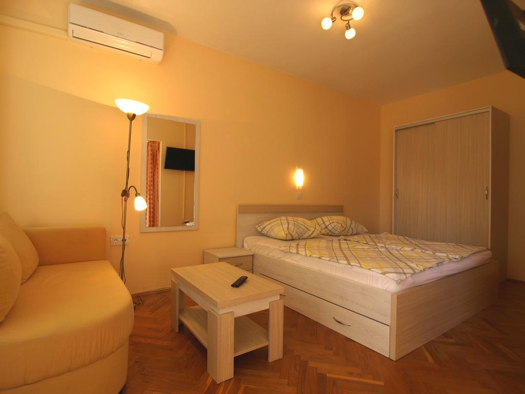 Guest House Sandra Rab Town Buitenkant foto